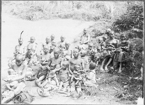 Group of resting women with children, Tanzania, ca. 1900-1914
