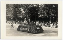 1932 Fiesta de las Rosas Parade - Kiwanis float