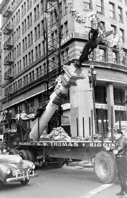 [Native Sons Statue being moved from Market, Turk and Mason streets to Golden Gate park]