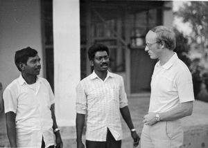 Bangladesh Northern Evg. Lutheran Church, 1983. Generalsekretær i Dansk Santalmission, Jørgen Nørgaard Pedersen, i samtale med biskop Chandrai Soren (i midten) og BNELC's kasserer (navn?)