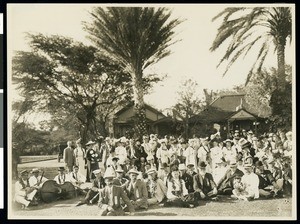 Excursionists from the Los Angeles Chamber of Commerce at Maunalao, Hawaii, 1907