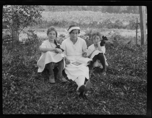 Elsie Evelyn Starritt , center, and two unidentified girls