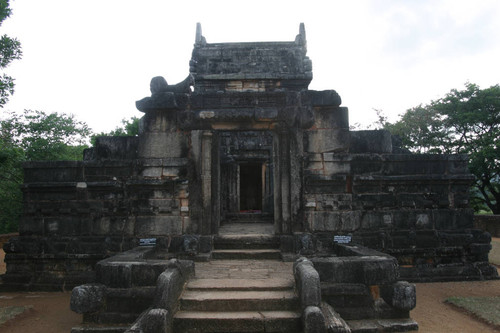 Nālanda "Gedige" shrine (image house): exterior view of entrance