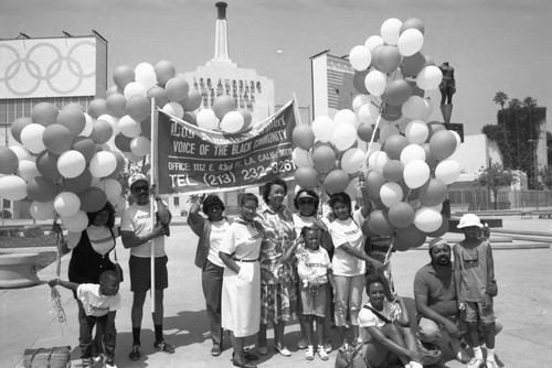 Dorothy Height posing with Los Angeles Sentinel staff at the Black family reunion, Los Angeles, 1989
