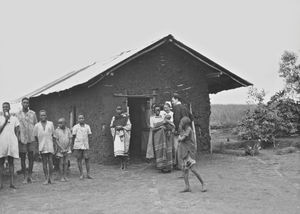 Fra gudstjeneste i en landsbykirke (shamba-kirke) i Kaisho-området, Tanzania. (Anvendt i: Dansk Missionsblad nr 20/1967)