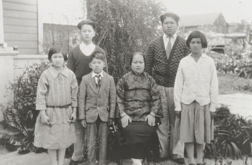 Wong Family. Guadalupe : 1930. Top L-R: You Ung (Bud), Sam. Bottom: Mildred, George, Mother Hoberbinn. Visiting married sister in Santa Barbara