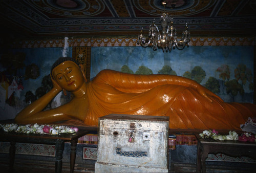 Shrine room: Modern recumbent Buddha