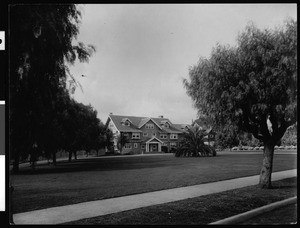 Unidentified home in Pasadena with a large front yard, ca.1900
