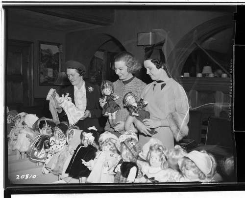 D2.3 - Displays, Window - Edison Christmas doll dressing contest