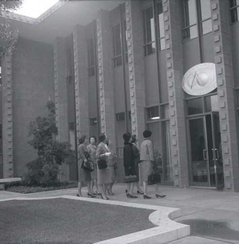 Kingston Hall entrance with group of women, Harvey Mudd College