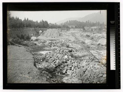 [Hydraulic Mining, the equipment used and the changed riverbed]