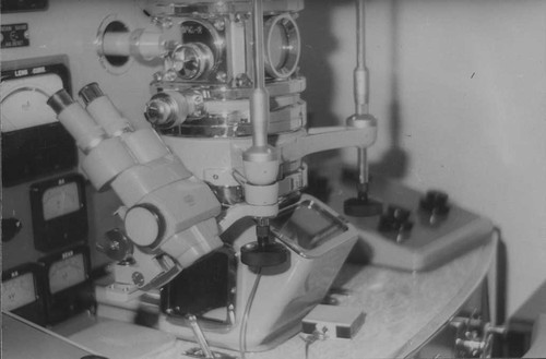 [Early electron microscope]