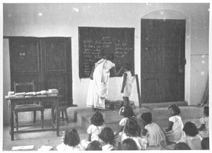 Santal Parganas, Nordindien, 1949. Undervisningstime i Maharo Pigeskole. (Skolen blev grundlagt af den norske missionær Anna Kristine Jensen (1866-1946). Arbejdssteder: Benagaria 1908-1911, Maharo 1911-31)