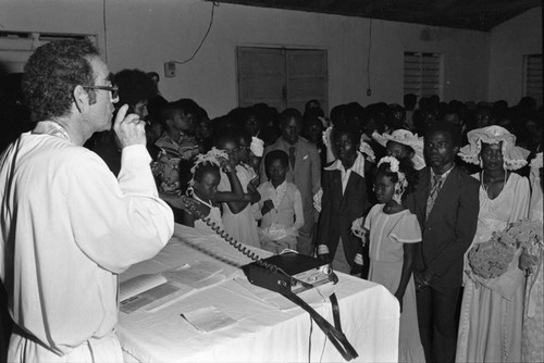 Father Dionisio celebrating multiple weddings, San Basilio del Palenque, ca. 1978