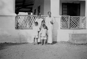 East Jeypore, Orissa, India. The Evangelist Simon with family at Rayagada. Used in: Dansk Missi