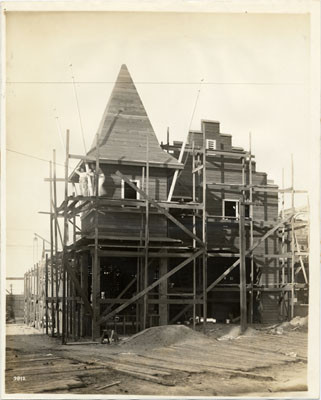 [Construction of Frankfurter Inn building in The Zone at the Panama-Pacific International Exposition]