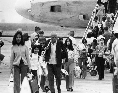 Vietnamese refugees arriving