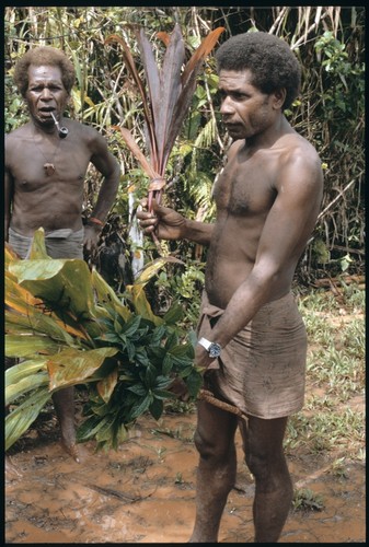 Maenaa'adi with plants for ritual. His older brother Dangeabe'u is behind him