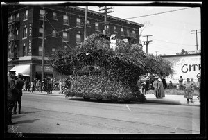 Flowery float in the Fiesta de Los Angeles Parade, ca.1915