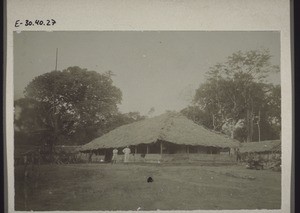 Buschfaktorei G.N.K. in Tinto Defang Tabe (Kamerun). Faktoristen Gebhard u. Hedebrügge