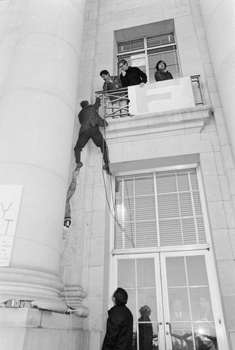 Steve Weissman leaving Sproul Hall from second floor balcony via rope