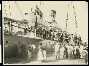 S.S. Ohio landing in Honolulu during the Los Angeles Chamber of Commerce's voyage to Hawaii, 1907