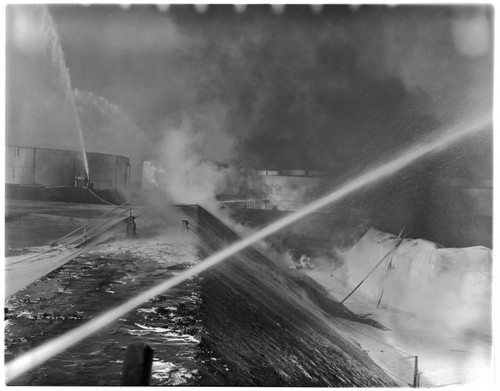 Oil tank explosion by lightning, Union Oil Co