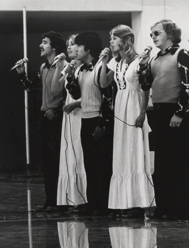 Singin' Trav'lers in performance, 1975