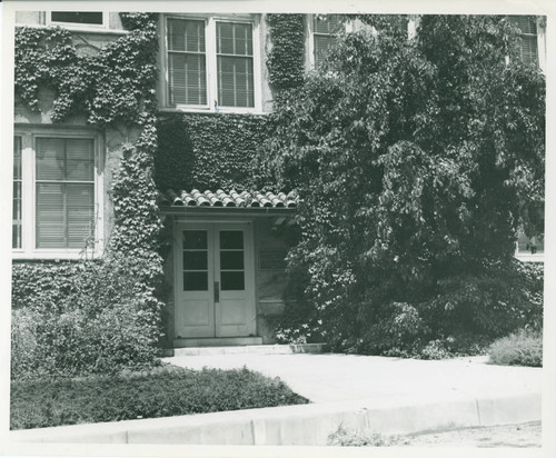 Sumner Hall entrance, Pomona College
