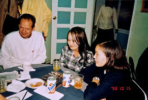 Fra åbningen af et værested for unge i Ulaanbaatar, Mongoliet, i november 1998. Missionær Jesper Nymann Madsen ses i samtale med to unge mongoler