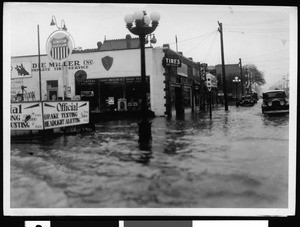 Flooded street at Venice Boulevard and Union Avenue, January 1932
