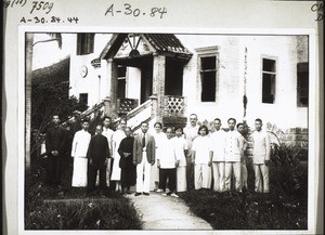 Personal des Spitals Honyen Aug. 1939 m. Dr. Traut, Schw. M. Guggenbühl u. E. Staub