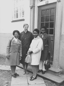 Gæster fra Ndolage, Tanzania på besøg i Danmark, 1971. Fra venstre: Lena Byashoba, søster Marie Dalgaard, forstanderinde på Diakonissestiftelsen, Erica Lwezaura, Mellania Mufuruki