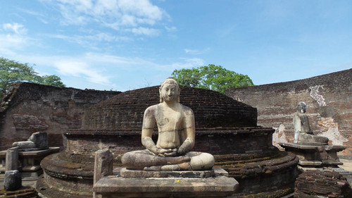 Vatadāgē: seated Buddha statue: Sanghati robe