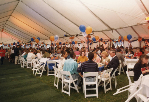 Overview of the people eating under the tent