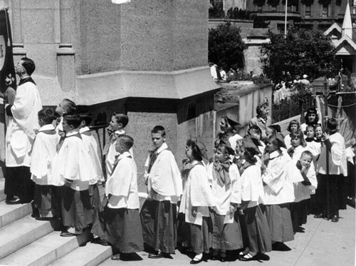 [Group of children from St. Paul's church filing into Grace Cathedral]