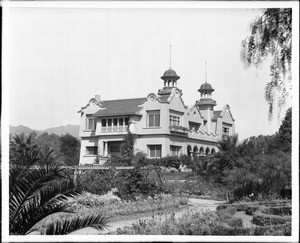 Exterior view of Paul deLongpre residence and garden, Hollywood Boulevard and Cahuenga Avenue, Hollywood, ca.1910