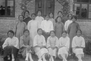Bibelkvindeskolen i Fenghwangcheng." De 16", hvoraf flere er ret lovende. Anvendt 1931
