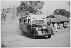 Nordindien, Gaorang/Gaurang, Assam. Om befordringsmidler. E. G. (Ella Gjerman?) fortæller: Vi ankommer med bus til "hjørnet", hvor tre veje mødes - kun ½ km fra Gaorang skole. (DSM missionær Ella Gjerman arbejdede her i perioden, 1954-64)