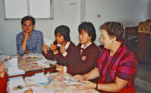 Banchiao, Taipei. 'Det Sande Lys' kirke. DMS missionær Birgit Nordholdts arbejdssted, 1987-90. Foto fra højre: Birgit Norholdt, to mellemskoleelever samt medlem af menighedsrådet, Frank Wang