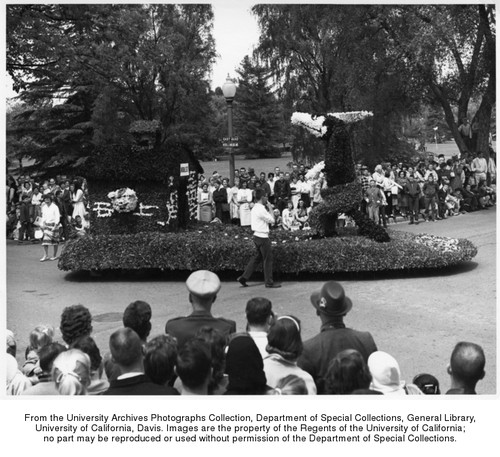 Picnic Day, float in parade