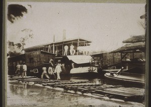 Der Flussdampfer Negara auf der Fahrt nach Puruk-Tjahu (Borneo)