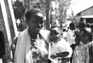 Mor og barn, Ndolage Hospital i Kageraregionen, Tanganyika (fra 1964 Tanzania). Ved kirken møder man gamle patienter. Her er to af dem juledag. (Anvendt i: Dansk Missionsblad nr 5/1961)