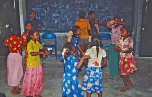 25.- Mission for børn i Indien. Diasserie 1990, "Da jeg blev velsignet af en elefant". Nogen af pigerne dansede for os. Det er de meget gode til. De opførte også et stykke på en halv time – men det forstod vi ikke særlig meget af, for det var på tamil-sproget