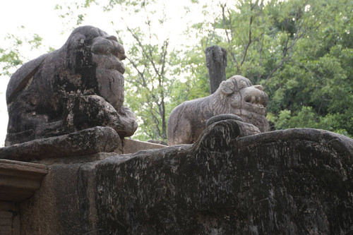 Council Chamber of King Parākramabāhu the Great: Stone lions