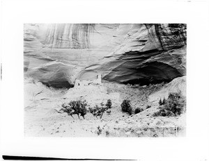 Indian cliff dwellings--Mummy Cliff House--in Canyon de Chelly or Canyon del Muerto, ca.1895