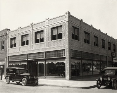 Stockton - Streets - c.1920 - 1929: L.D. Allen Inc Automobiles, N. San Joaquin St. and E. Miner Ave