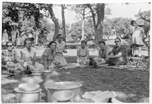 Santal Parganas, Nordindien. Missionærkonference i Benagaria 1954. Fællesspisning ved "Børresens Damme"