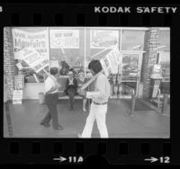 AFL-CIO Local 770 grocery store clerks picketing market in Los Angeles, Calif., 1978