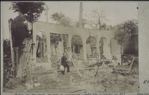 Ruines du Mausolée des rois de Coumassé - brûlé par les troupes en 1896. C'était là qu'étaient conservés - chacun dans une cellule spéciale - les squelettes des rois défunts